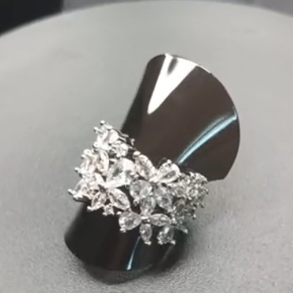 Full Petal Zircon Ring - Picture 3 of 10
